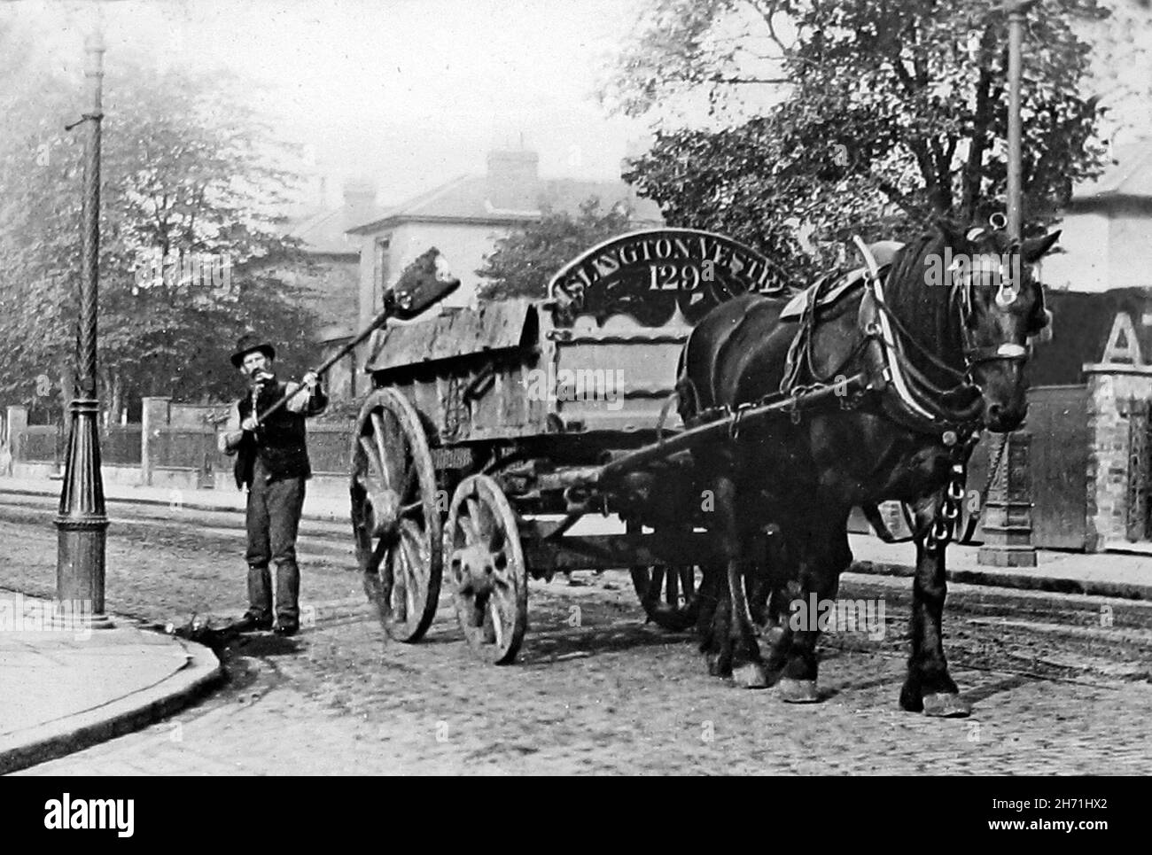 Pulizia della strada con un carretto della polvere, Islington Vestry, Londra, inizio del 1900 Foto Stock