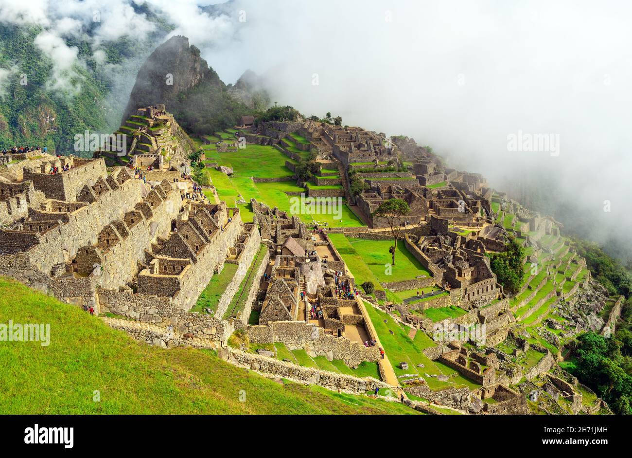 Machu Picchu Inca rovina in nebbia e nebbia con spazio copia, Machu Picchu Santuario storico, Cusco, Perù. Foto Stock