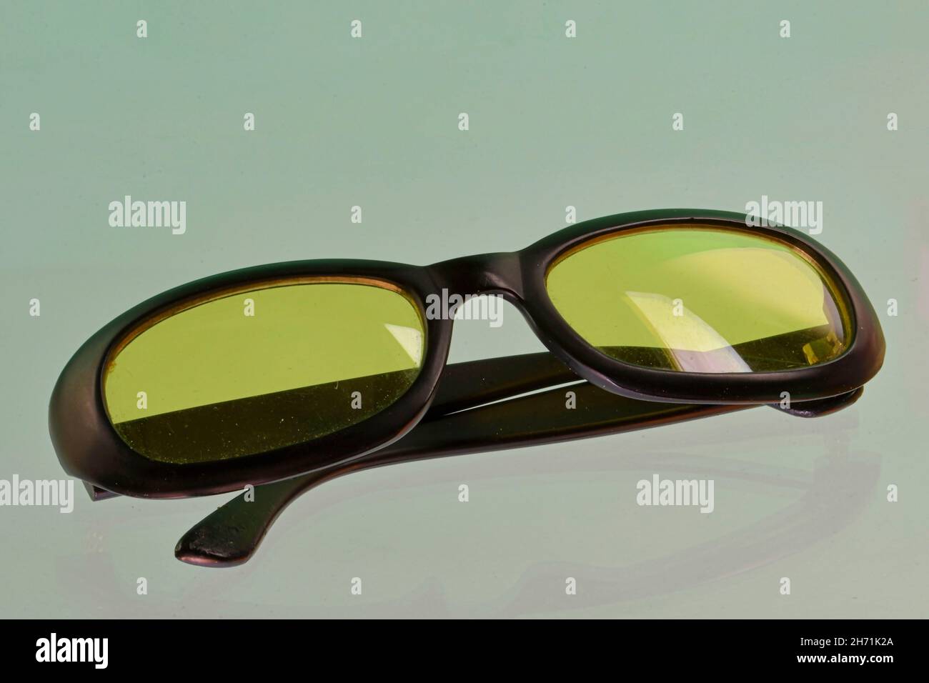 Riflessione di occhiali da sole. Occhiali da sole verdi, primo piano. Occhiali da sole. Occhiali da sole di vecchio stile. Occhiali con lenti trasparenti. Occhiali da sole vintage su Foto Stock