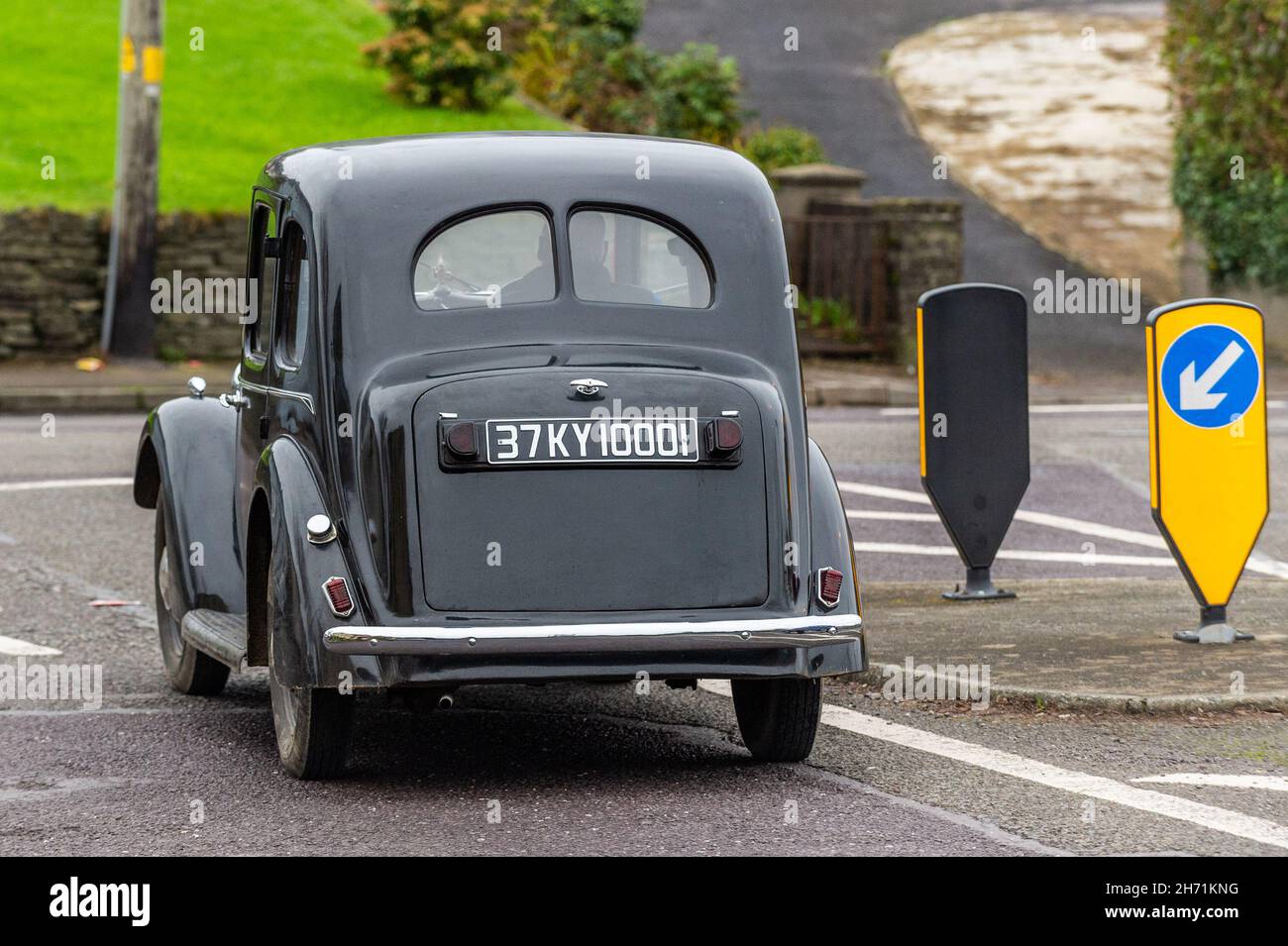 Bantry, West Cork, Irlanda. 19 Nov 2021. George Ward di Kealkill ha portato il suo Austin Ten 1937 a Bantry oggi per eseguire alcuni errands. George ha posseduto l'automobile per 4 anni e dice che è affidabile quanto un'automobile moderna. Credit: AG News/Alamy Live News Foto Stock