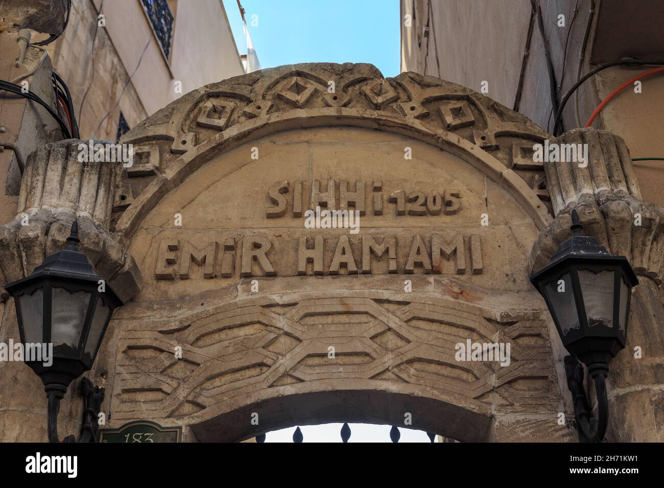MARDIN, TURCHIA - 10 OTTOBRE 2020: Questo è un segno sopra l'ingresso alle terme storiche del 13 ° secolo. Foto Stock