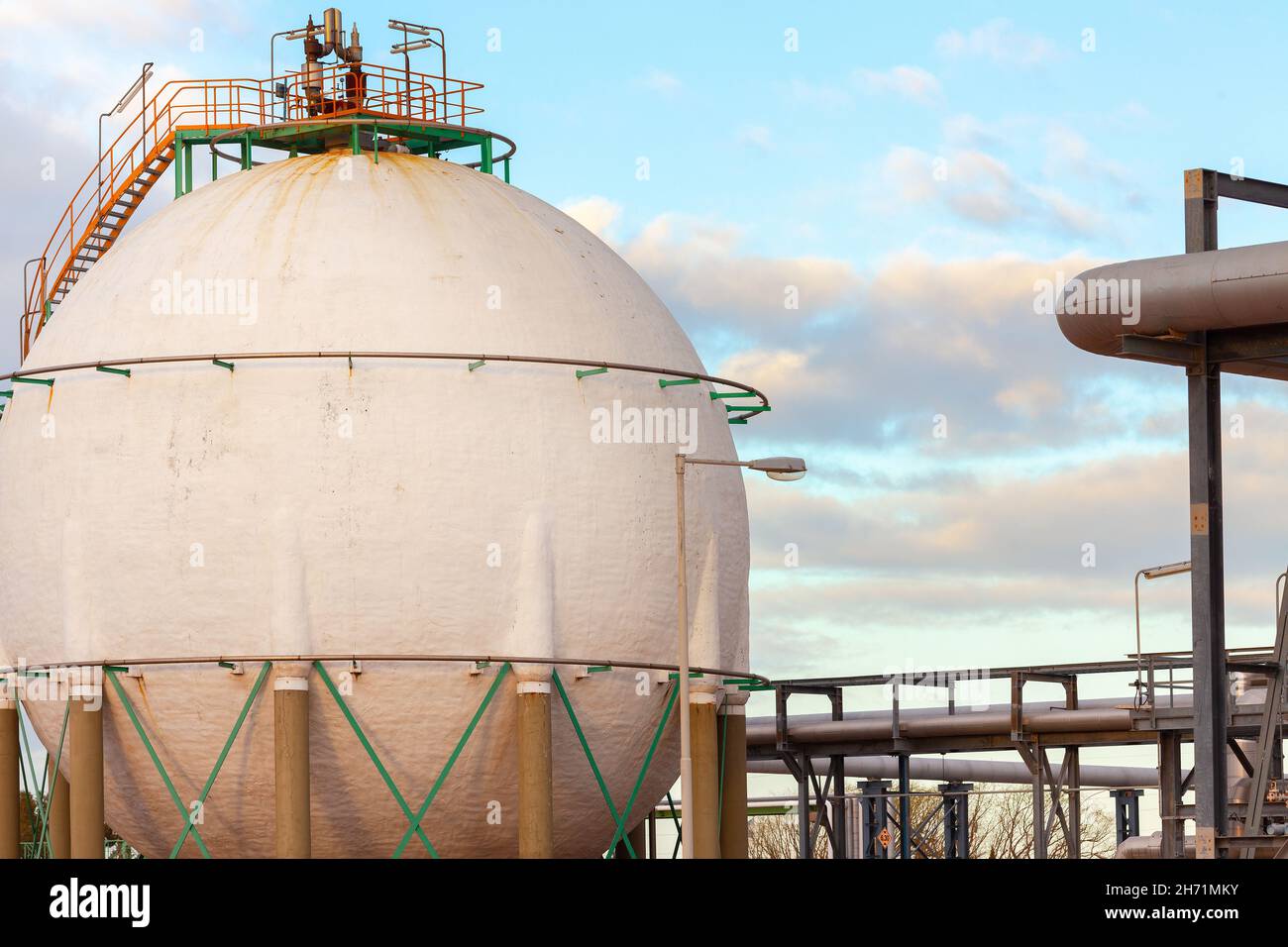 Sfera di stoccaggio di un impianto di raffineria a gas. Foto Stock
