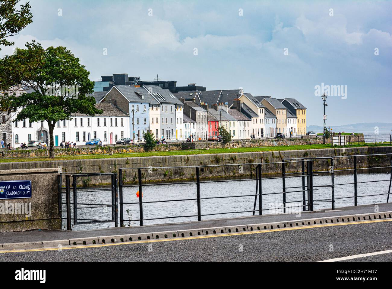 Case colorate di Galway vista da Claddagh Quay, Galway, Irlanda, Europa Foto Stock