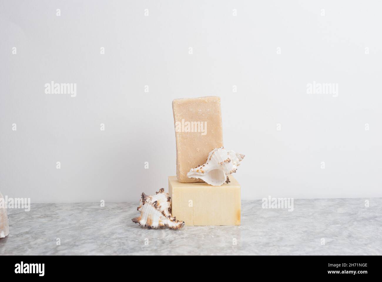 Sfondo con sapone naturale e conchiglie su marmo grigio Foto Stock