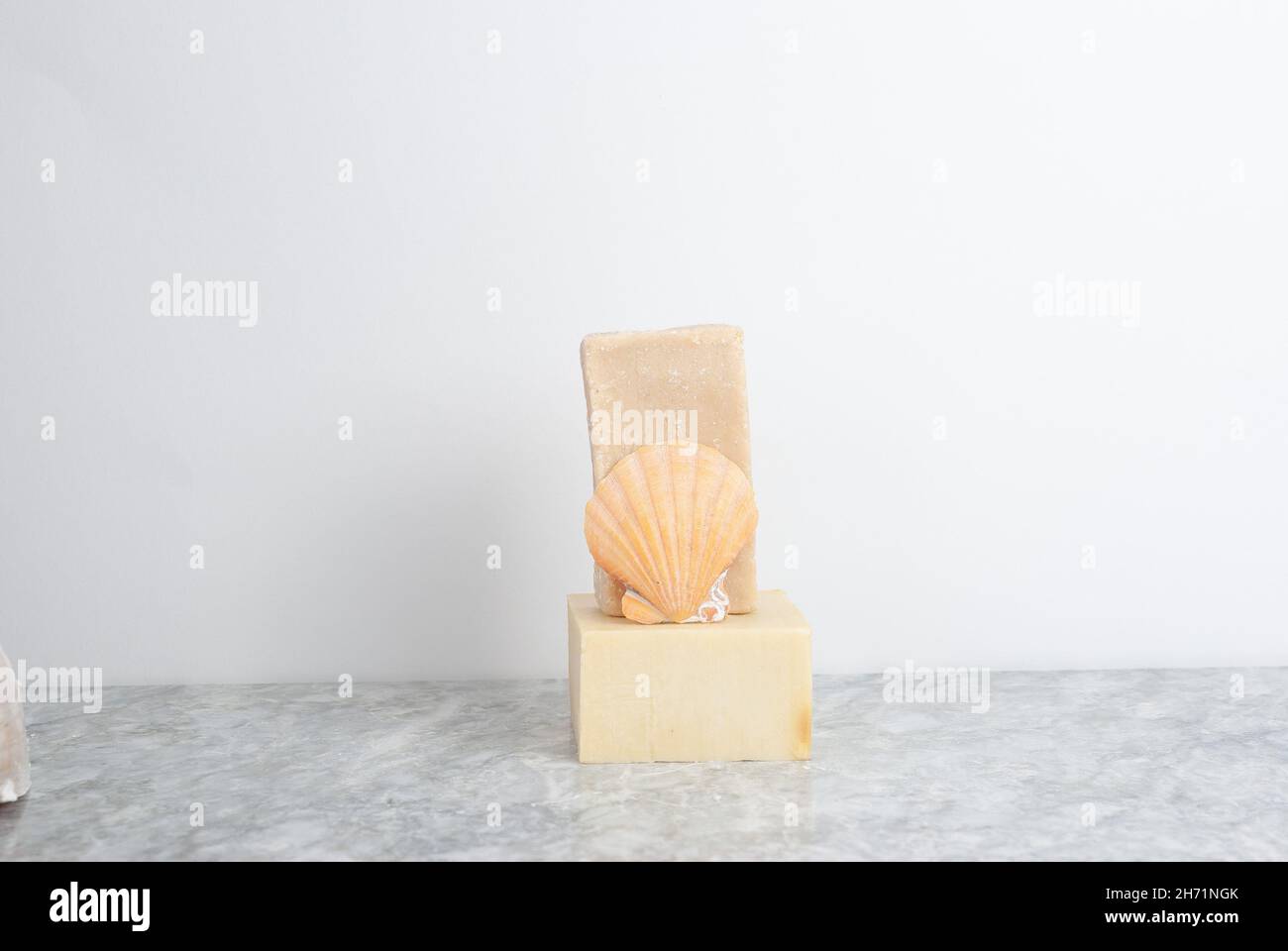 Sfondo con sapone naturale e conchiglie su marmo grigio Foto Stock
