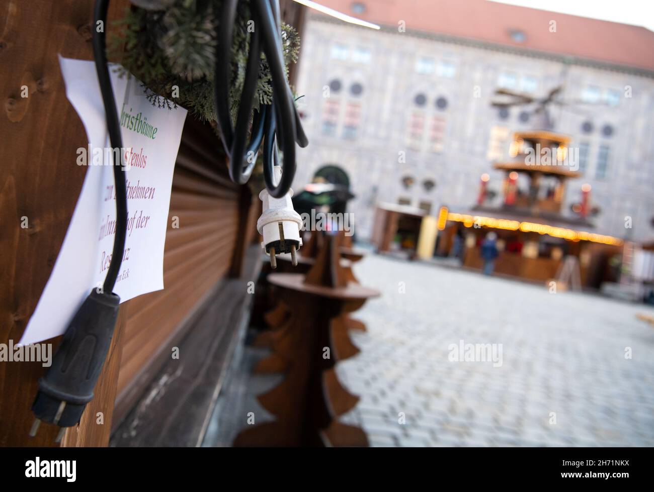 Monaco di Baviera, Germania. 19 Nov 2021. Nel cortile del Residenz si possono vedere bancarelle chiuse del mercatino di Natale. A causa della pandemia di Corona fuori controllo, la Baviera ha drasticamente ridotto le sue misure. I mercatini di Natale non si svolgeranno quest'anno. Credit: Sven Hoppe/dpa/Alamy Live News Foto Stock