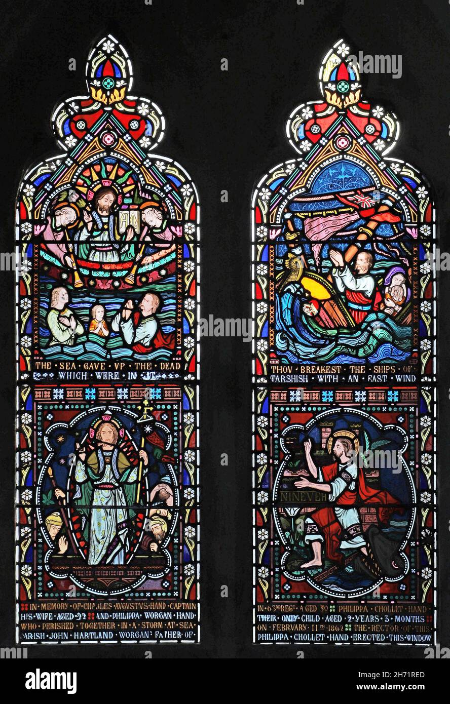 Una vetrata colorata raffigurante scene del Libro dell'Apocalisse e dei Salmi, la Chiesa di San Pietro, Willersey, Gloucestershire Foto Stock
