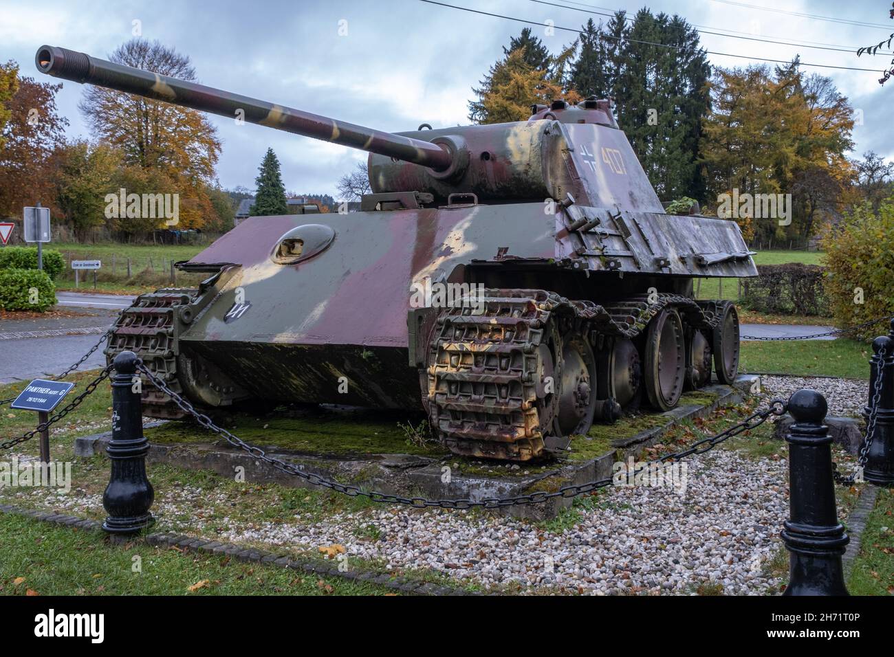 Manhay, Belgio - 2 novembre 2021: Questo serbatoio tedesco Panther (Panzer V G-TYPE o ausf G) è di fronte al museo della guerra di Manhay. Provincia di Liegi. Sele Foto Stock