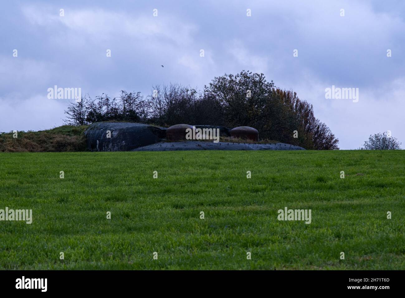 Herve, Belgio - 2 novembre 2021: Fort of Battice fu costruito negli anni '30 come parte della posizione fortificata di Liegi. Provincia di Liegi. Autunno giorno piovoso Foto Stock