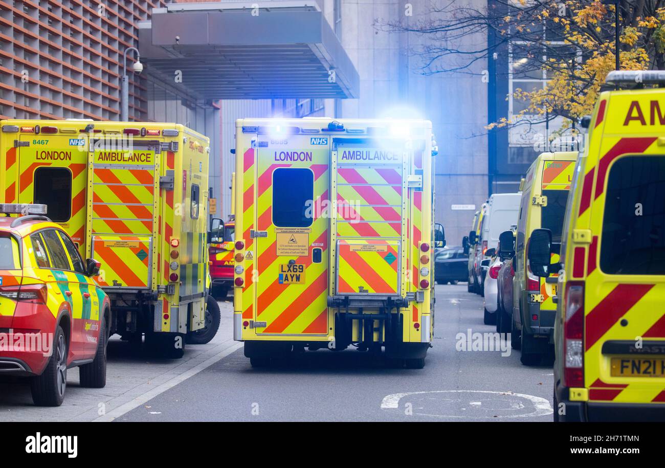Londra, UK 19 Nov 2021 Un flusso costante di pazienti che arrivano al Royal London Hospital di Whitechapel. L'NHS è sotto pressione severa con i casi di Covid in aumento e un backlog di più di 5.7 milioni di pazienti solo in Inghilterra. Gli ospedali sono più pieni che in qualsiasi momento dal novembre 2020. Con l'inverno che attinge la probabilità di più casi di influenza, l'NHS è al punto di rottura. Solo 3 pazienti su 5 in A & e sono stati osservati entro 4 ore e il GPS ha visto più persone nel 2021 rispetto agli ultimi 2 anni. La settimana che si conclude il 16 novembre ha visto un aumento del 14.6% dei casi positivi di Covid rispetto al precedente Foto Stock