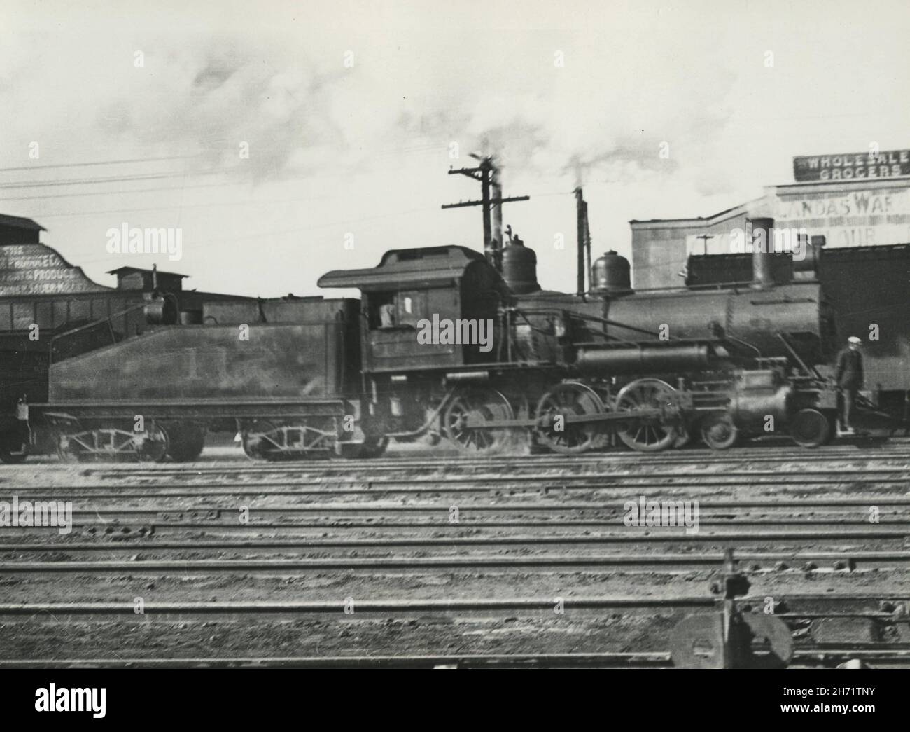Scala di grigi di una locomotiva a vapore in ferrovia del XIX secolo Foto Stock