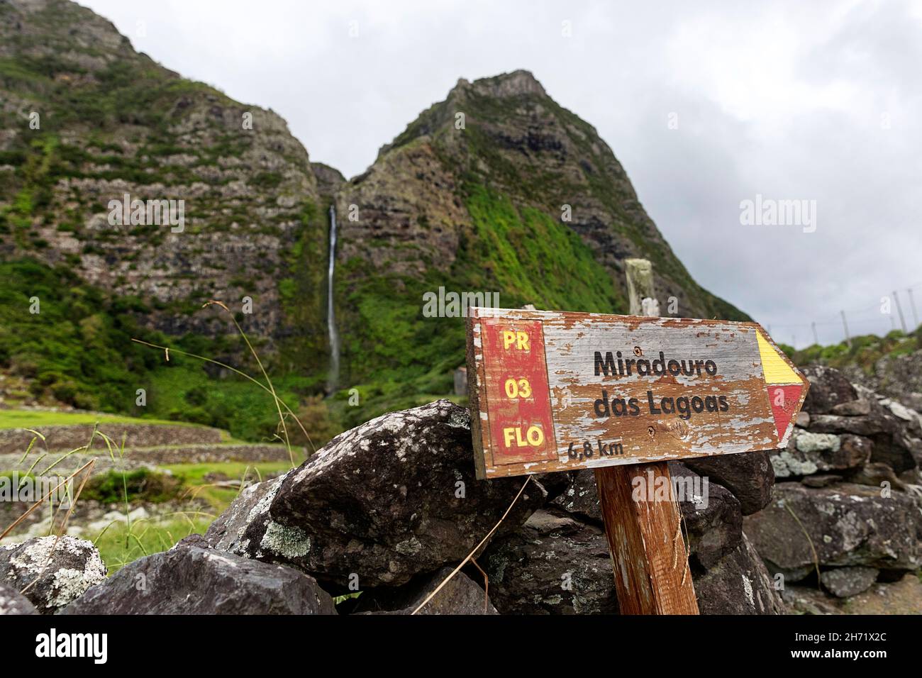 Un cartello in legno per Miradouro das Lagoas sulla strada per la cascata di Cascata do Poco do Bacalhau, Faja Grande, Flores, Azzorre Foto Stock