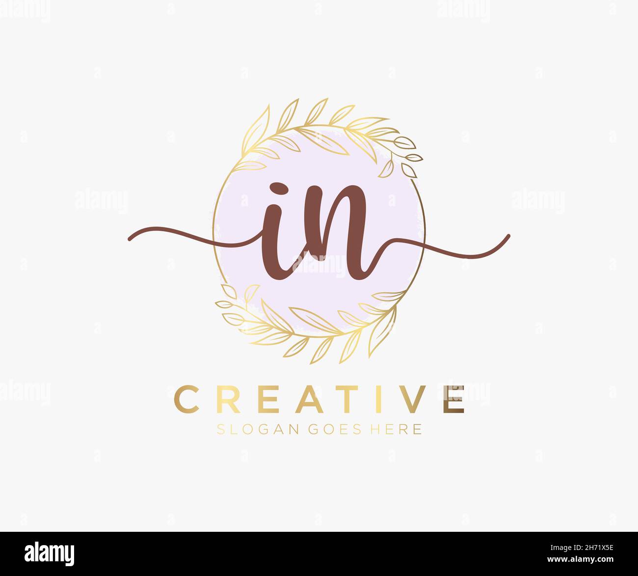 IN logo femminile. Utilizzabile per la natura, salone, centro benessere, cosmetici e loghi di bellezza. Elemento modello di disegno con logo a vettore piatto. Illustrazione Vettoriale IN logo femminile. Utilizzabile per la natura, salone, centro benessere, cosmetici e loghi di bellezza. Elemento modello di disegno con logo a vettore piatto. Illustrazione Vettoriale