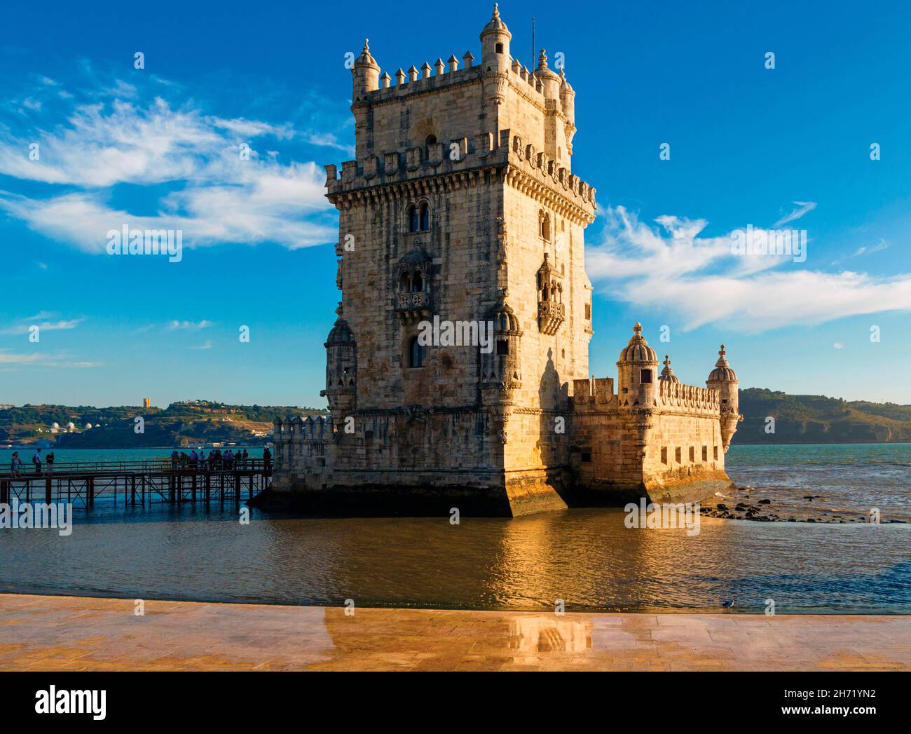 Lisbona, Portogallo. La Torre de Belem del XVI secolo. La torre è un importante esempio di architettura manuelina e un'UNESCO World Her Foto Stock