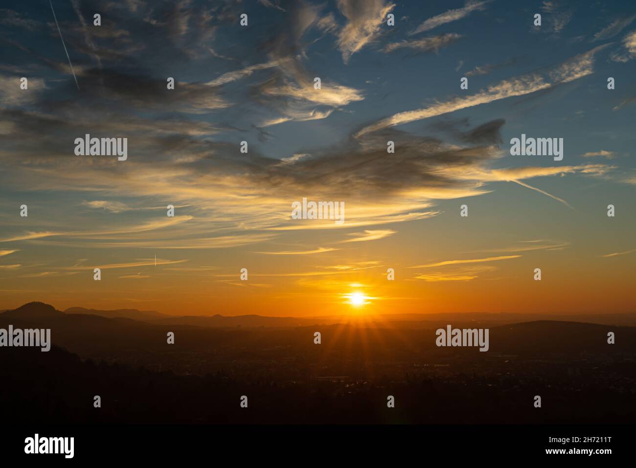 Vista sul tramonto del sole sulla città di Metzingen in una splendida serata autunnale Foto Stock