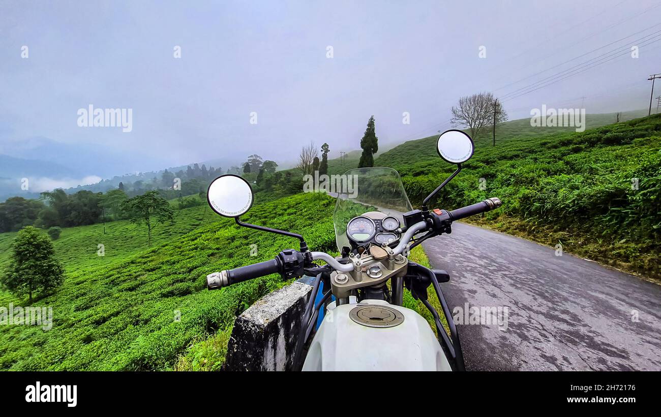 motocicletta riding in montagna bella isolata al mattino da un angolo piatto immagine è preso al mirik darjeeling west bengala india. Foto Stock