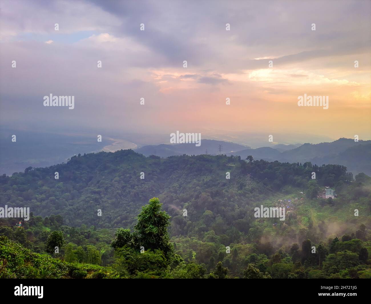 spettacolare tramonto arancione cielo sopra la catena montuosa e la foresta verde in serata dalla collina immagine è preso al mirik darjeeling west bengala india. Foto Stock