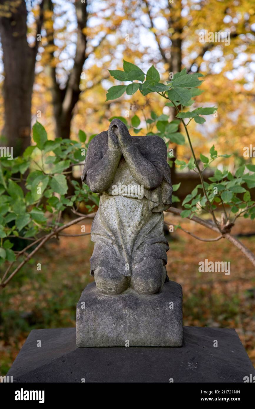 Figura senza testa inginocchiata in preghiera su una tomba nel cimitero di Newington, Edimburgo, Scozia, Regno Unito. Foto Stock