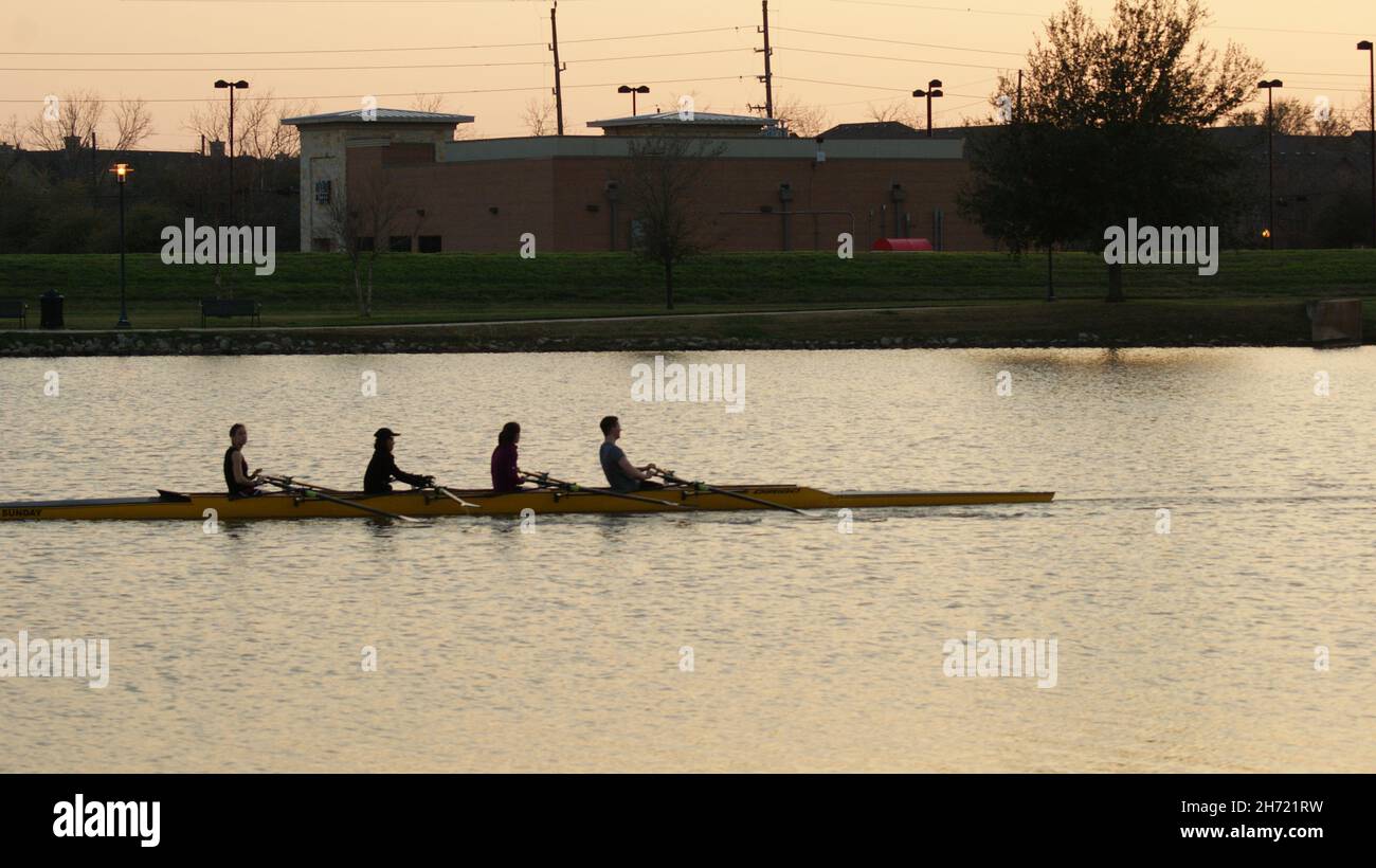 Una squadra per la pratica del canottaggio. Sport acquatici Foto Stock