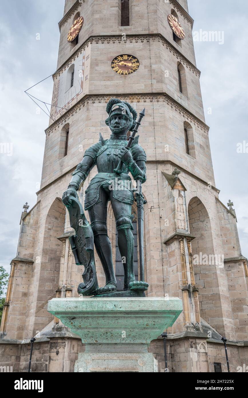 Imponente torre della chiesa cittadina di Balingen e il pozzo del mercato fontana, Germania Foto Stock
