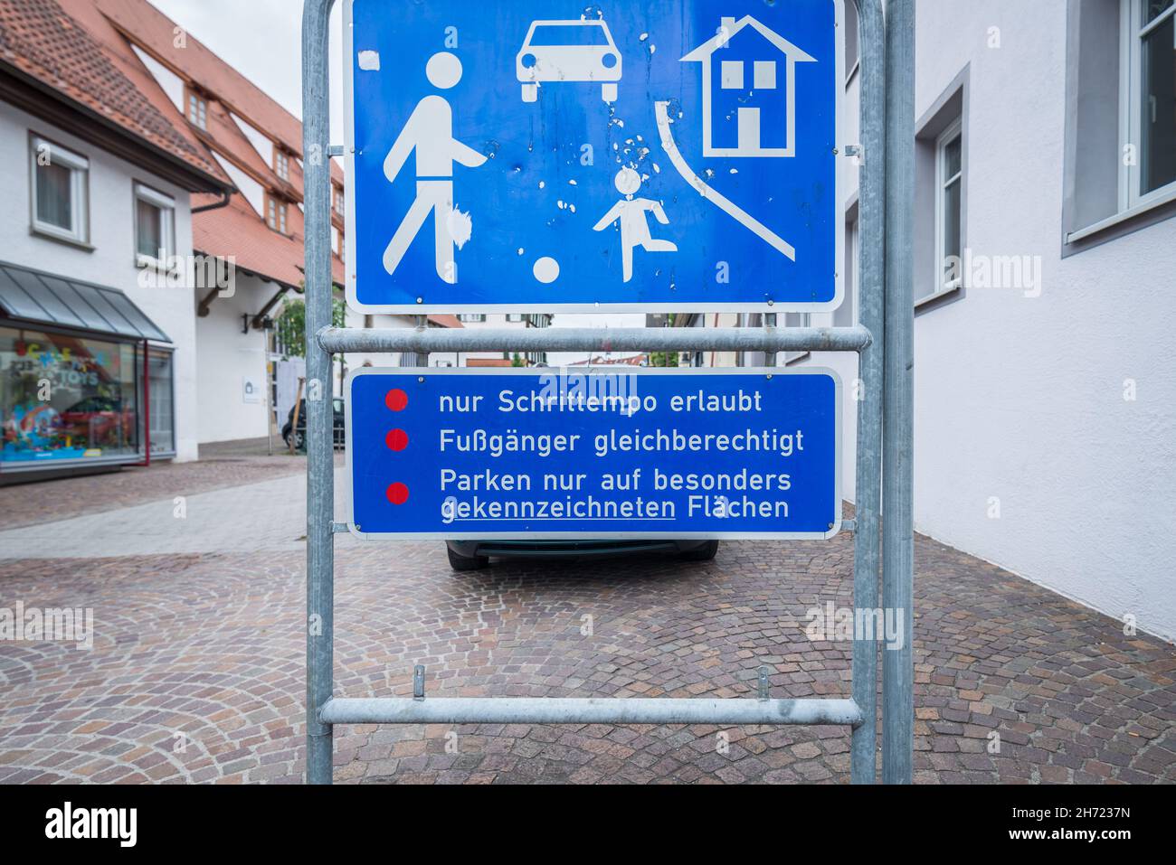 Segno di strada di una strada da gioco in Germania con il testo - solo pedoni di velocità a piedi ammessi uguale parcheggio solo in aree appositamente contrassegnate - Foto Stock