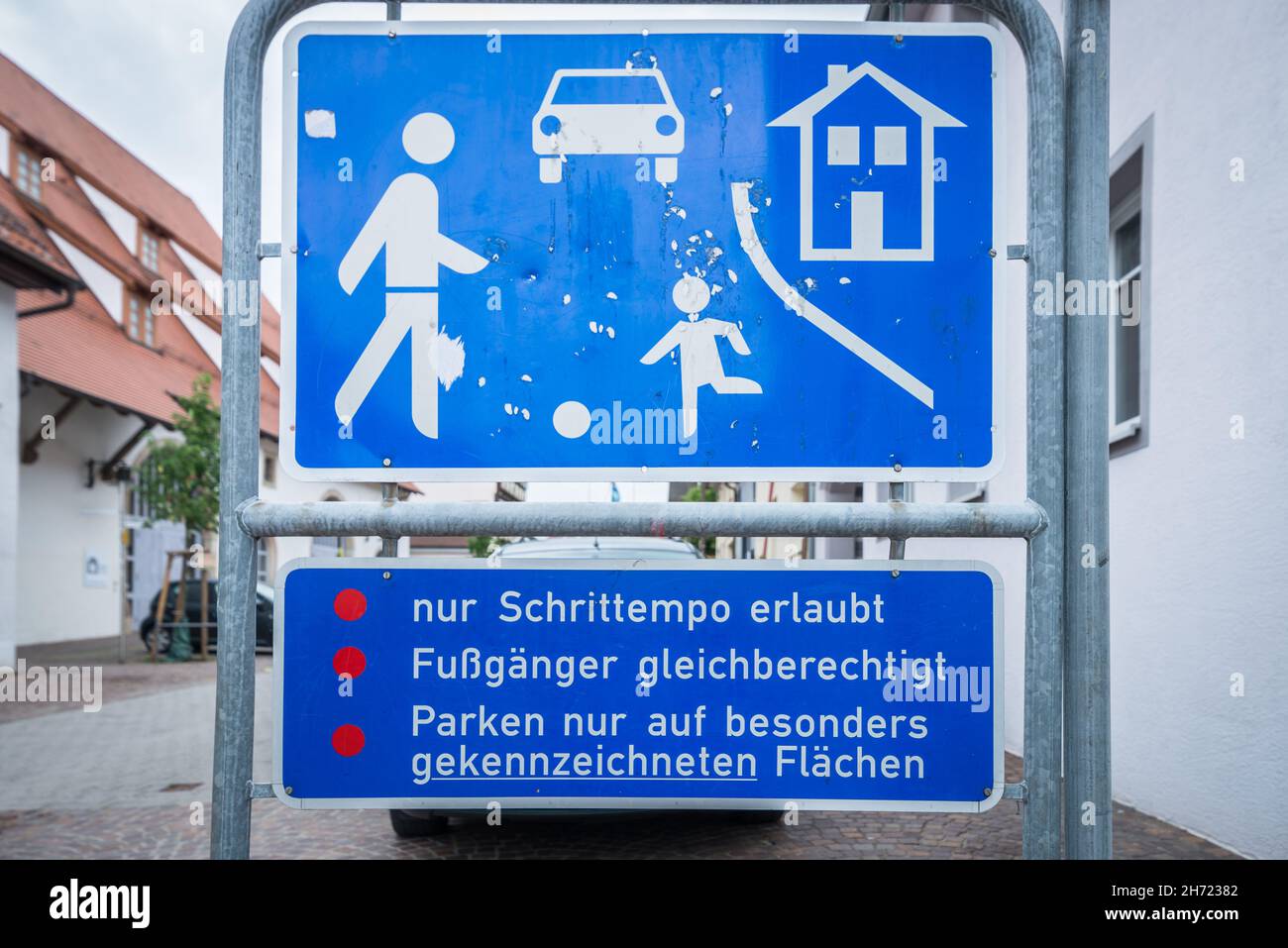 Segno di strada di una strada da gioco in Germania con il testo - solo pedoni di velocità a piedi ammessi uguale parcheggio solo in aree appositamente contrassegnate - Foto Stock