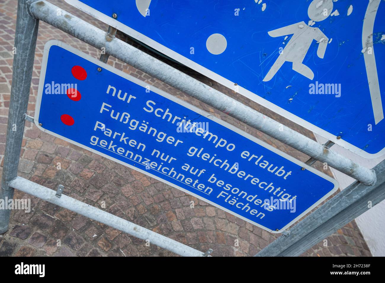 Segno di strada di una strada da gioco in Germania con il testo - solo pedoni di velocità a piedi ammessi uguale parcheggio solo in aree appositamente contrassegnate - Foto Stock