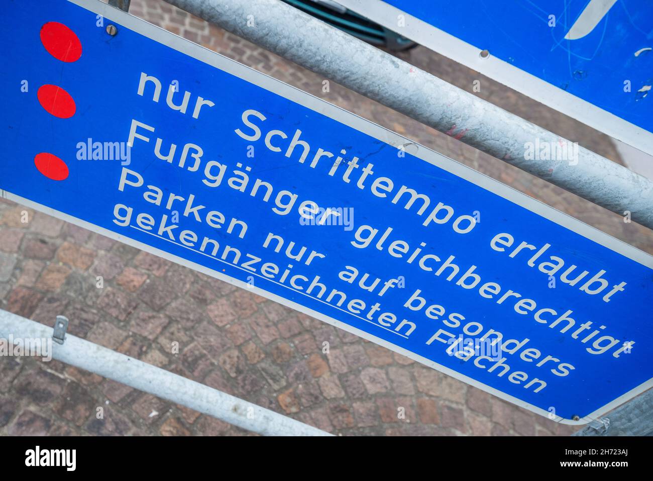 Segno di strada di una strada da gioco in Germania con il testo - solo pedoni di velocità a piedi ammessi uguale parcheggio solo in aree appositamente contrassegnate - Foto Stock