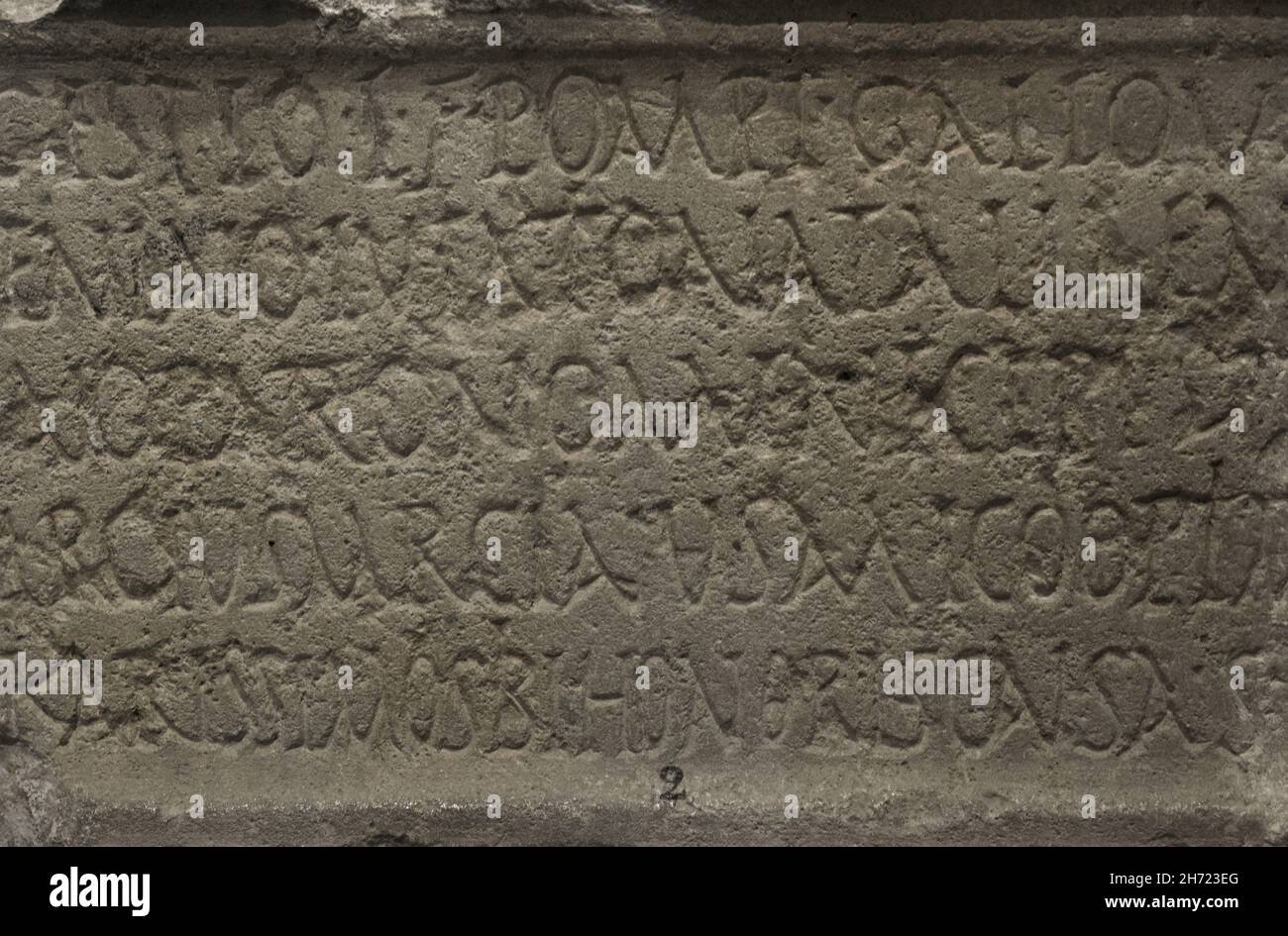 Particolare di un'iscrizione dedicatoria romana. Provenienza originale sconosciuta. Si trovava sotto una statua che si affaccia sul ponte vicino alla vecchia porta della Cittadella. Seconda metà del II secolo d.C. "Marcius Marcianus a proprie spese in onore del suo migliore e caro amico Cestius Gallus della tribù dei Pombettini, figlio di Lucius, e in onore di Varenianus Lutatius Natalis Aemilianus, Patrono del Municipio". Museo Archeologico di Gozo. Cittadella di Victoria. Gozo, Malta. Foto Stock