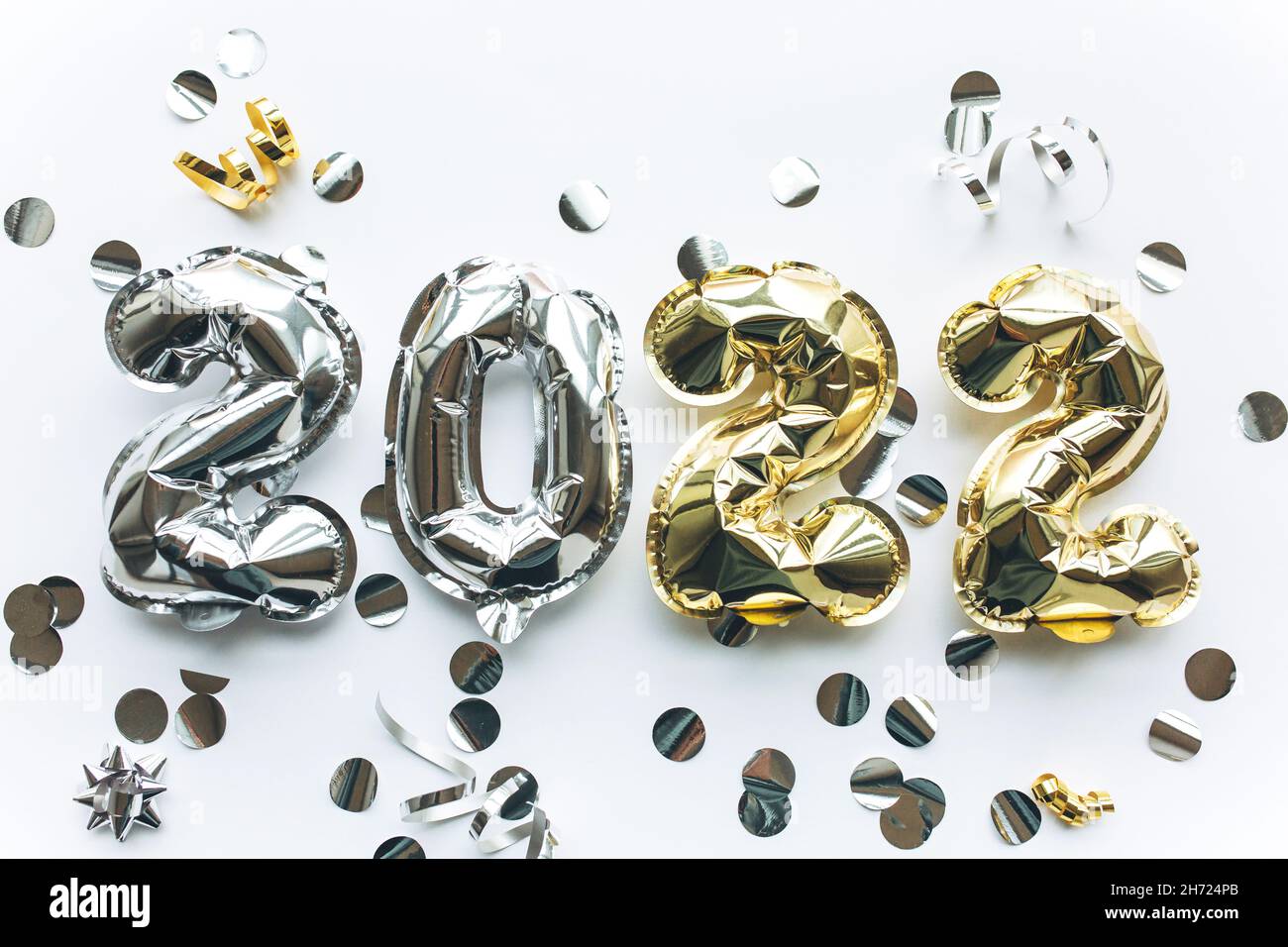 Numeri 20 palloncini d'oro modello. Celebrazione di venti anni su sfondo  giallo Foto stock - Alamy