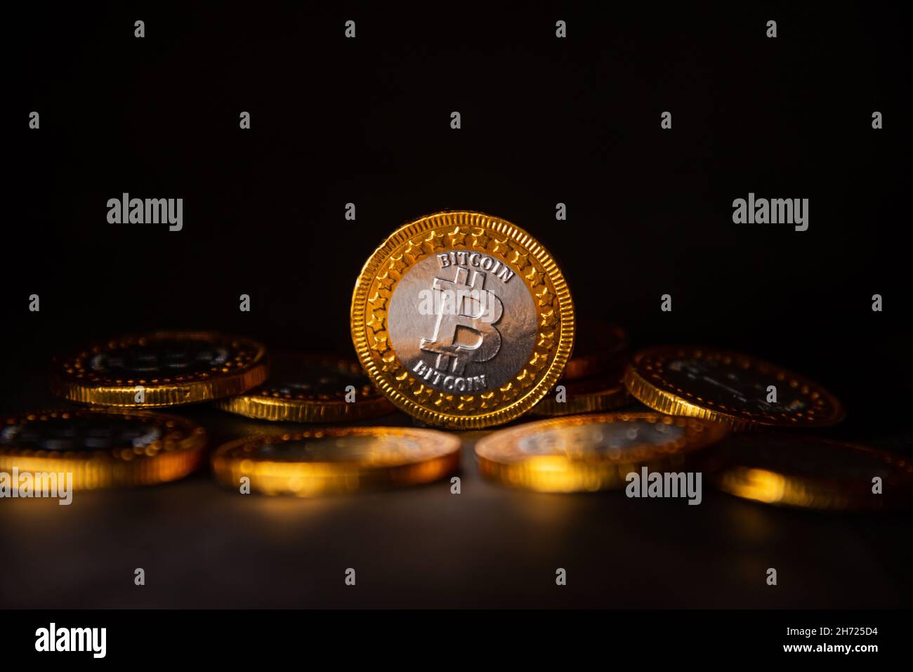 Primo piano del bitcoin d'oro su sfondo nero con messa a fuoco selettiva Foto Stock