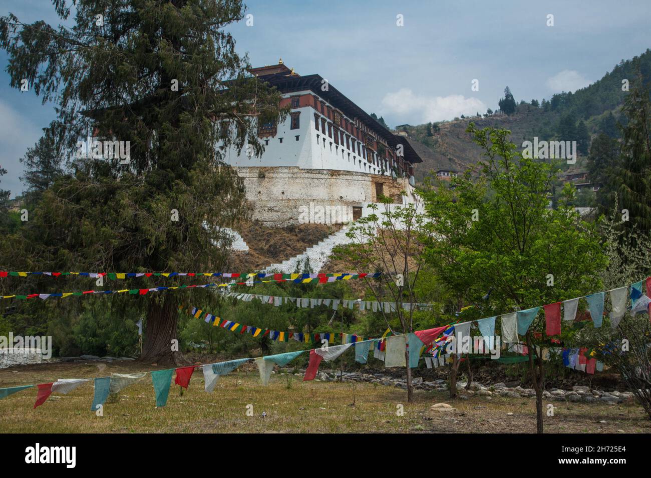 Bandiere di preghiera bhuddhist davanti al Pung di Paro Rinchen o al Rinpung Dzong, costruito circa 1645 d.C. a Paro, Bhutan. Foto Stock