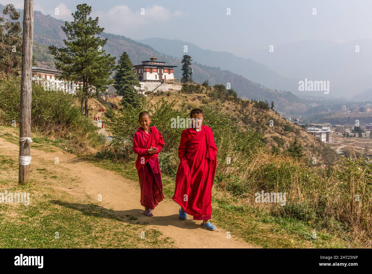 Giovani monaci novizi buddisti alla scuola monastica di Dechen Phodrang a Thimphu, Bhutan. Foto Stock