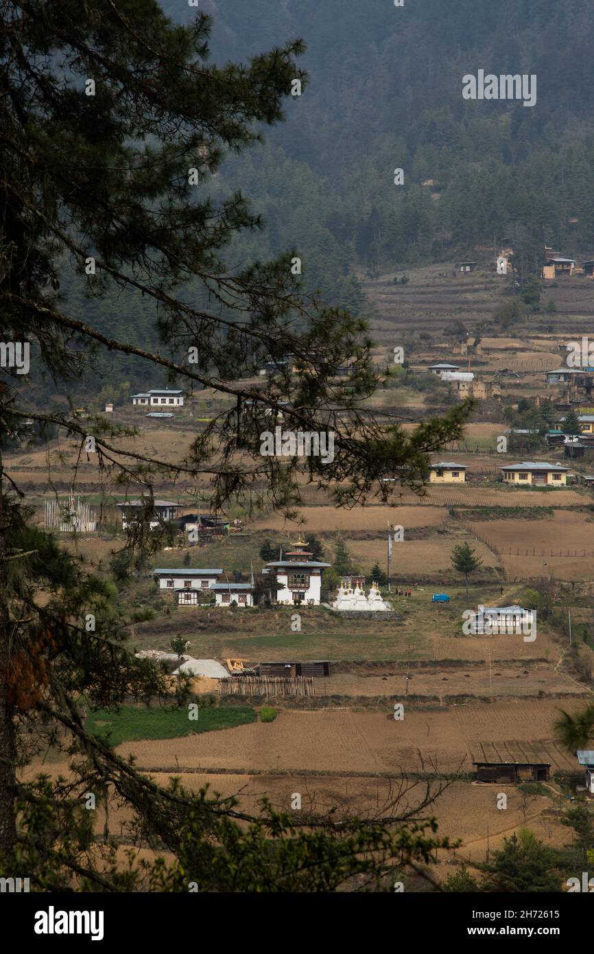 Un tempio buddista e stupa in stile tibetano nel villaggio di montagna di Hongtsho in Bhutan. Foto Stock