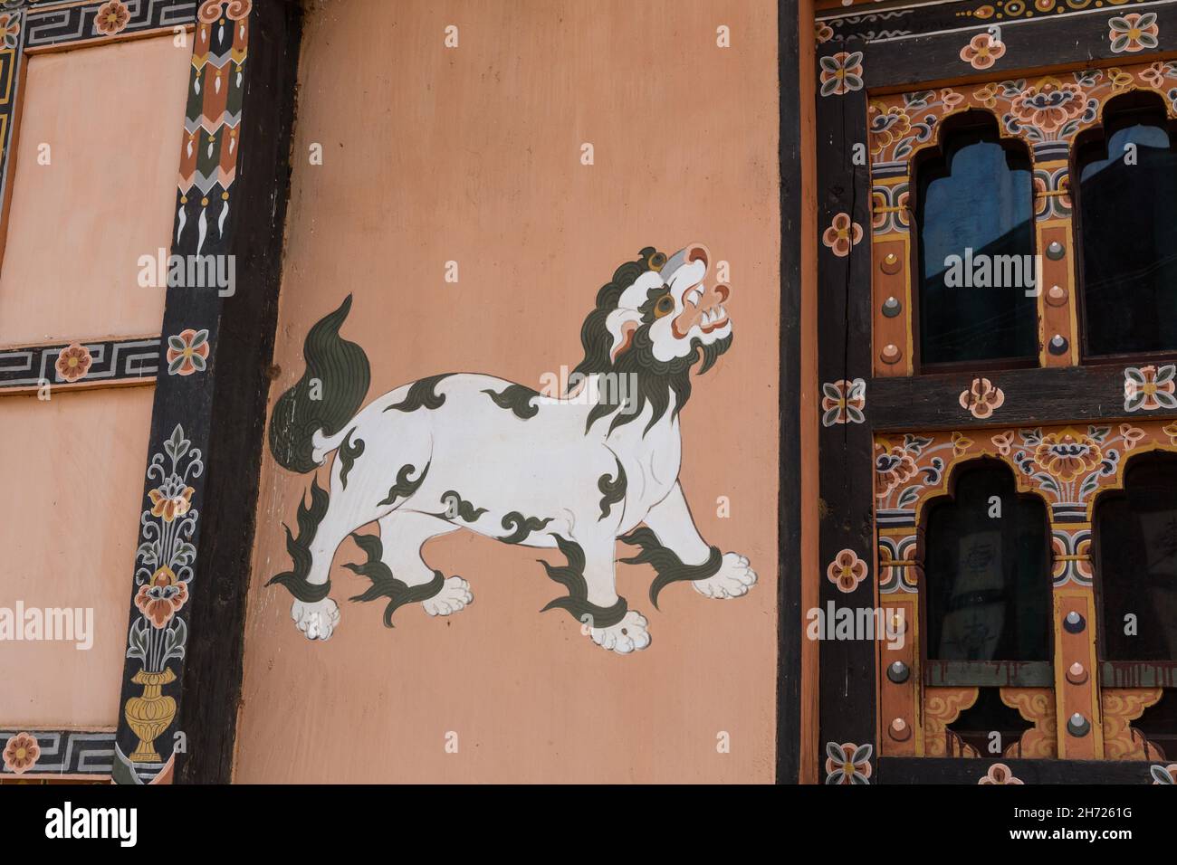 Un dipinto del mitico leone di neve dipinto sul muro di una casa in Bhutan. Foto Stock