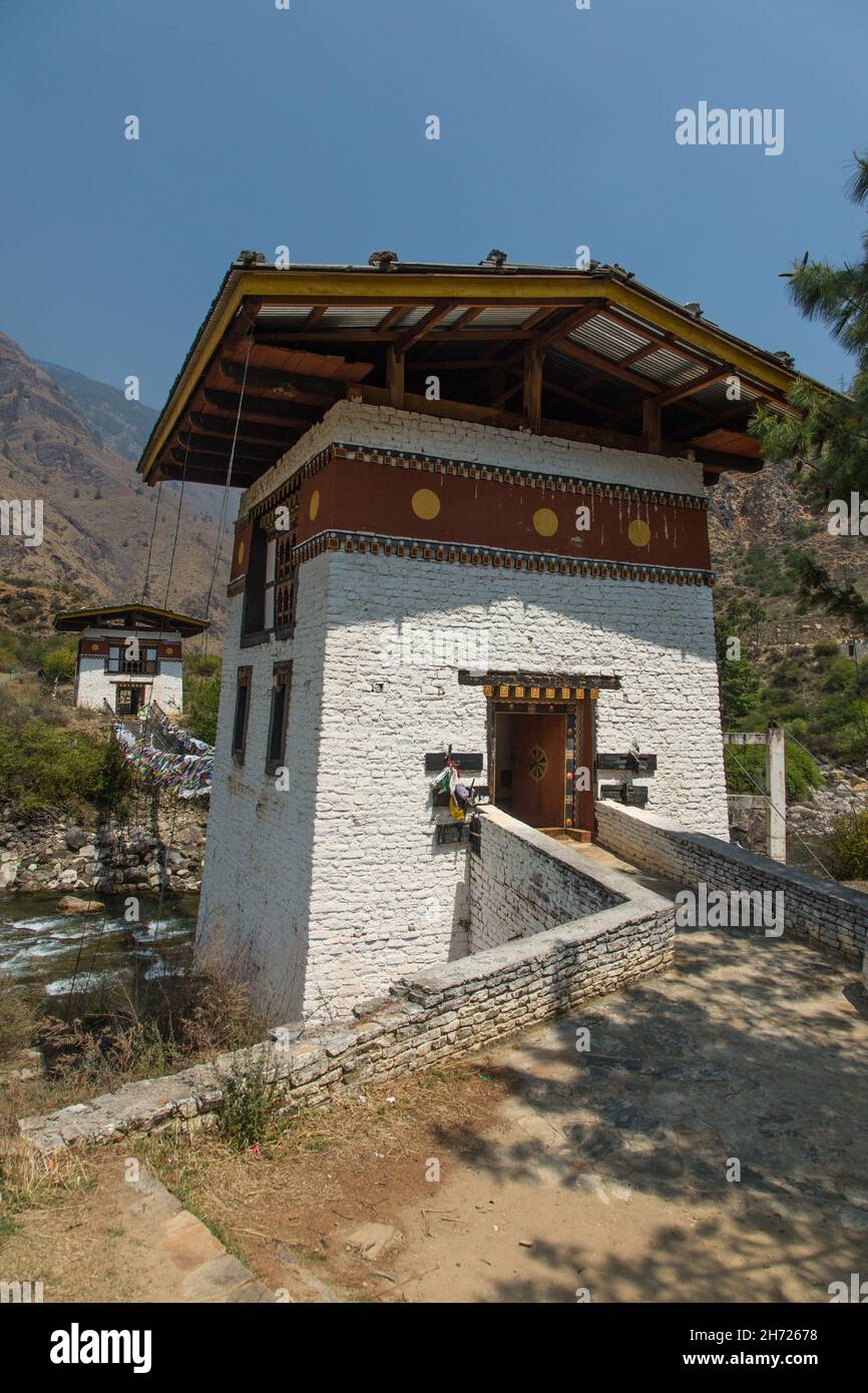 Una torre ponte per l'ultimo ponte di ferro rimasto in Bhutan dal Tempio di Tamchhog Lhakhang vicino a Paro, Bhutan. Foto Stock