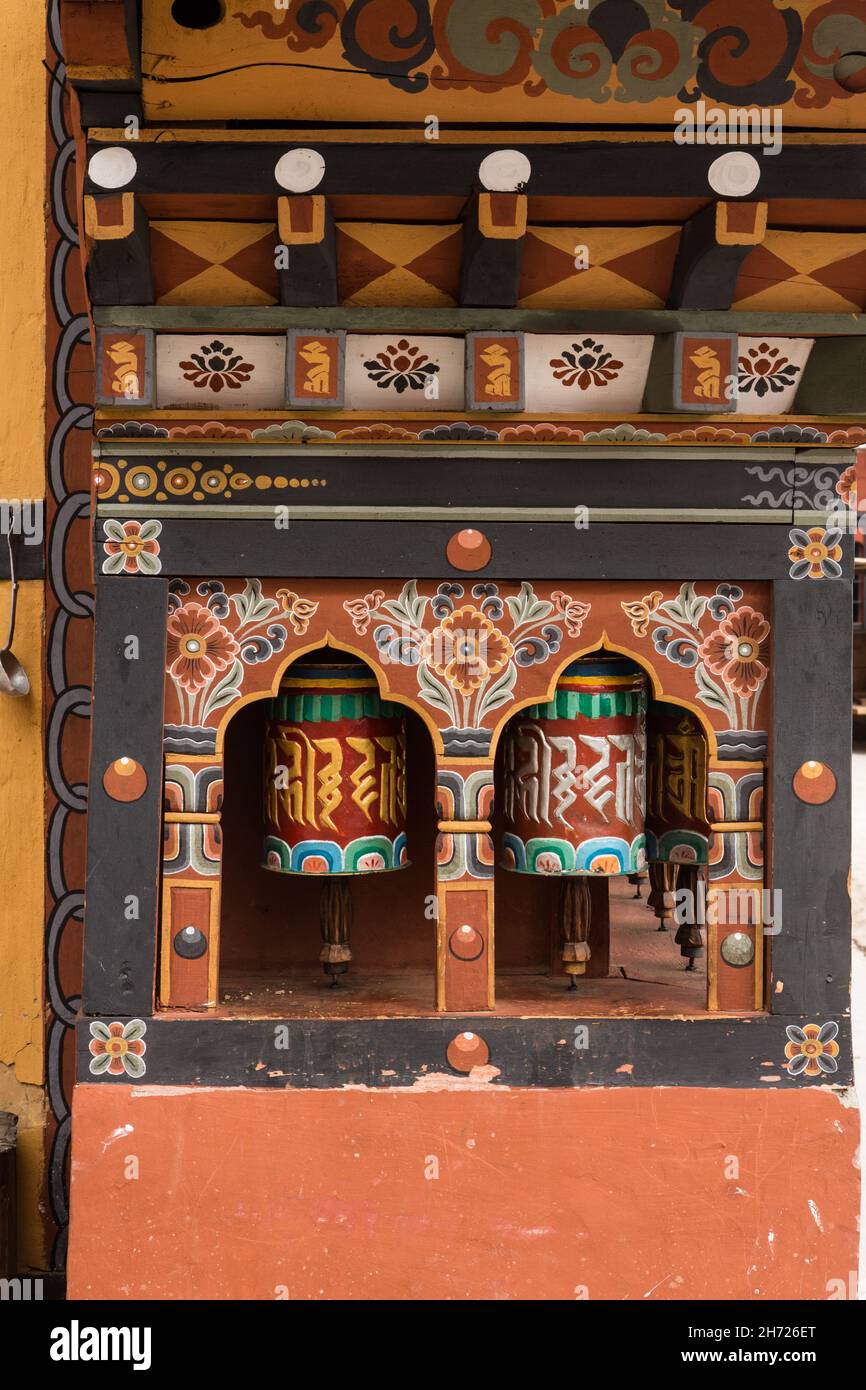 Ruote di preghiera al Nunnery Thangtong Dewachen Dupthop, Thimphu, Bhutan. Foto Stock