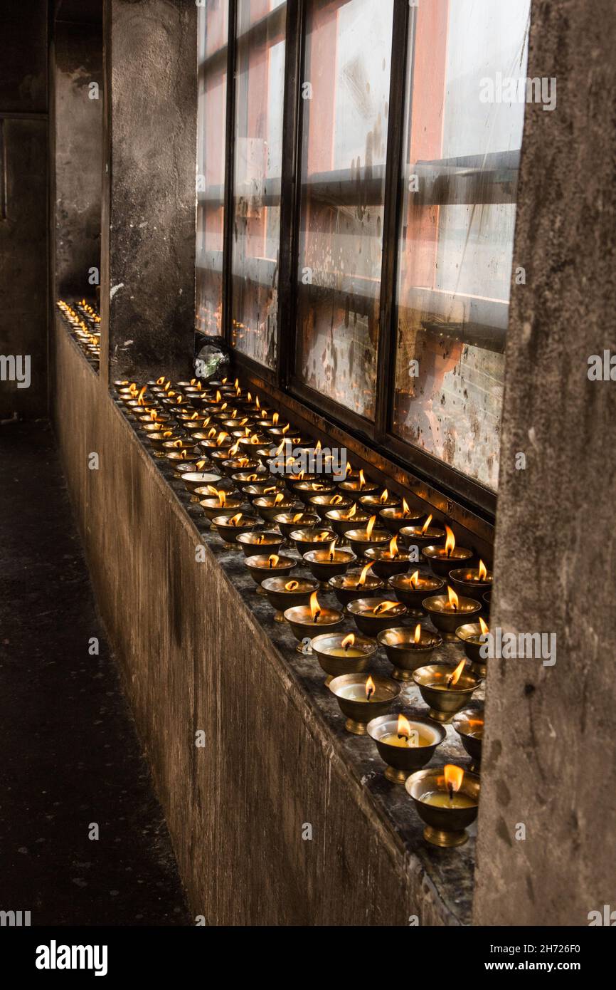 Caramelle votive al burro di yak che bruciano al monastero di Dechen Phodrang a Thimphu, Bhutan. Foto Stock