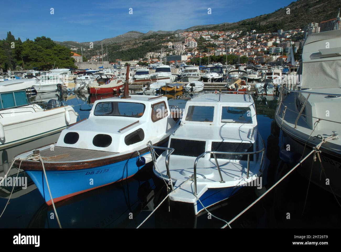 Barche, navi e yacht ormeggiati nel porto di Luka Gruz, Dubrovnik, Croazia. Foto Stock