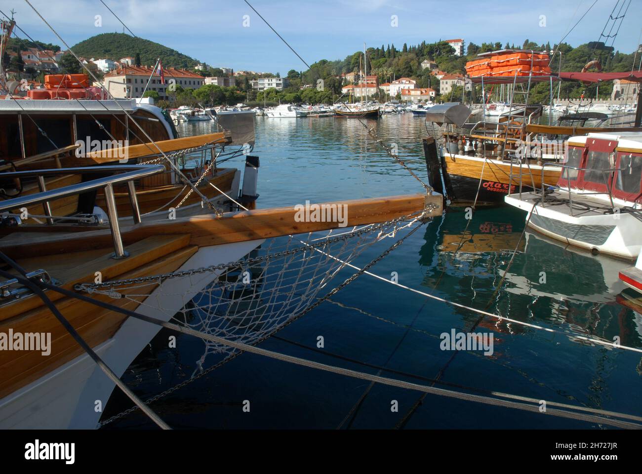 Barche, navi e yacht ormeggiati nel porto di Luka Gruz, Dubrovnik, Croazia. Foto Stock