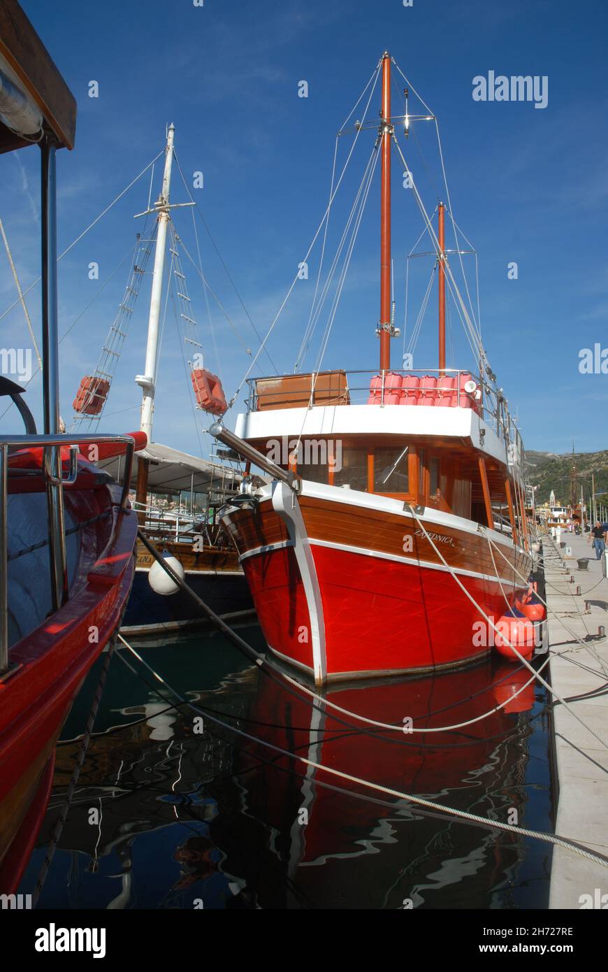 Barche, navi e yacht ormeggiati nel porto di Luka Gruz, Dubrovnik, Croazia. Foto Stock