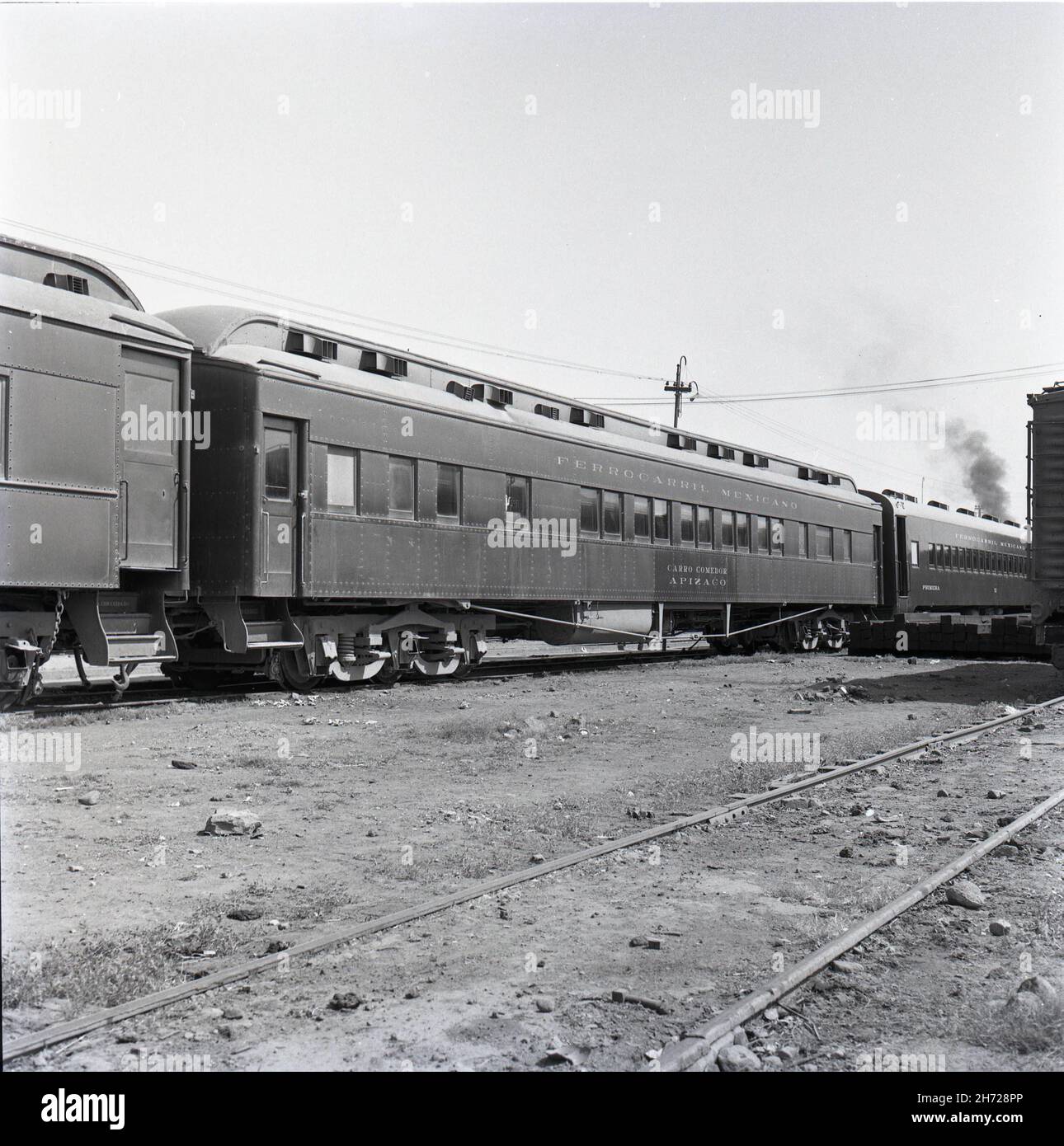 Scala di grigi di una locomotiva a vapore in ferrovia del XIX secolo Foto Stock