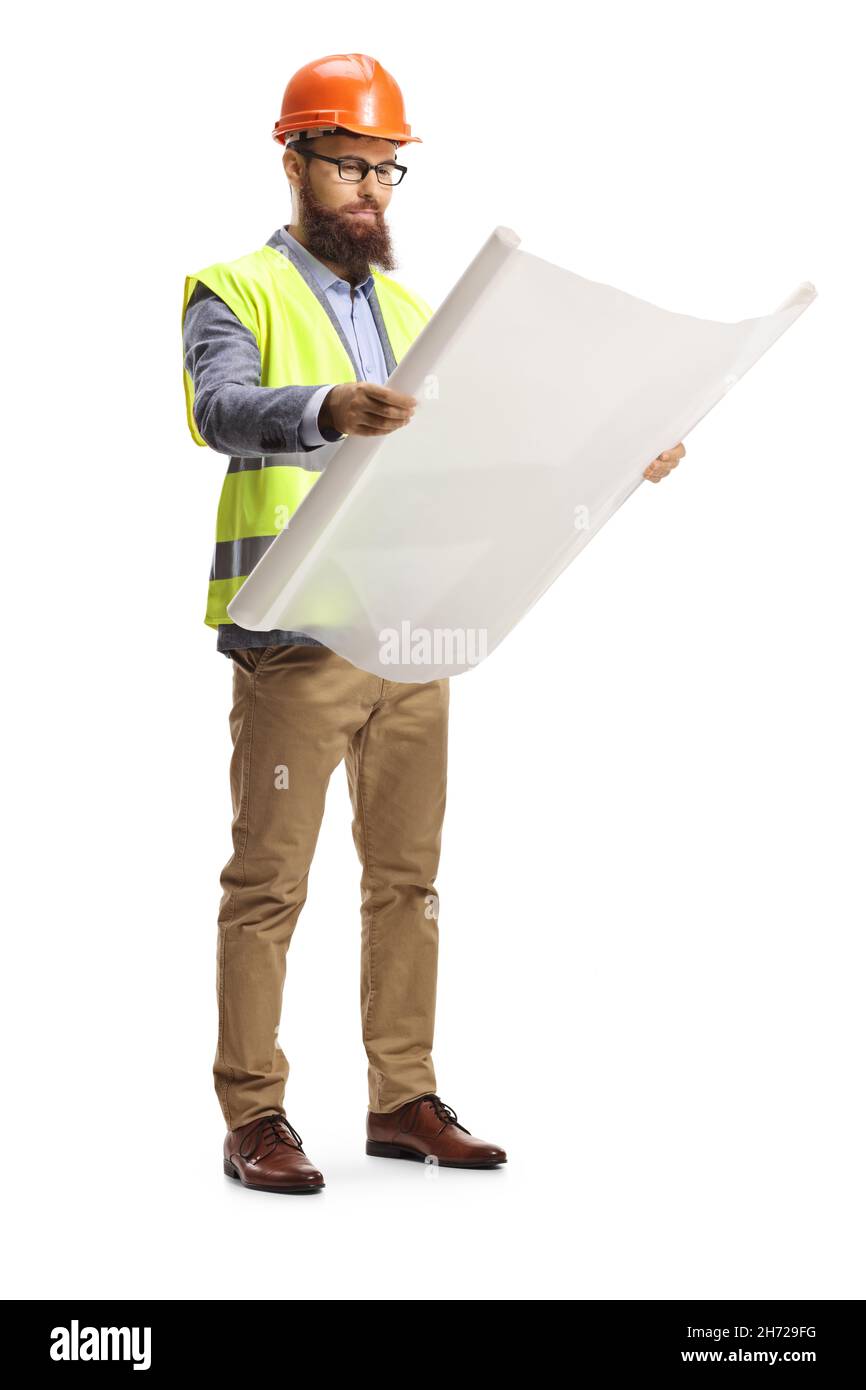 Ingegnere del sito con un casco in piedi e guardando un progetto isolato su sfondo bianco Foto Stock