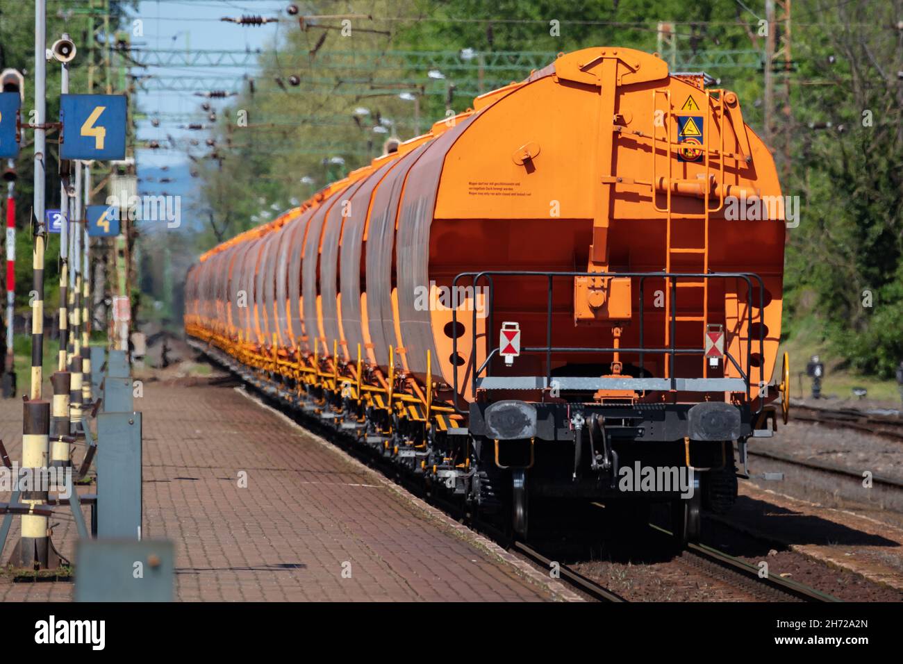 Balatonszentgyorgy, Ungheria - 8 maggio 2021: Trasporto ferroviario internazionale. Cargo cargo treno carro alla stazione ferroviaria. Trasporto globale e shippi Foto Stock