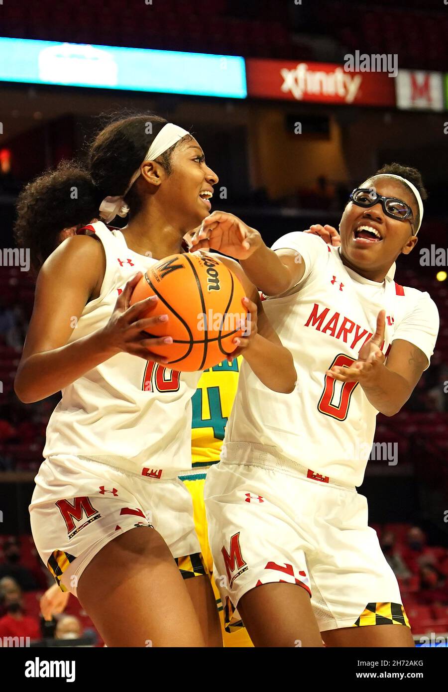 COLLEGE PARK, MD - NOVEMBRE 18: Maryland Terrapins in avanti Angel Reese (10) e guardia Shyanne Sellers (0) hanno una risata come entrambi scendono dal Foto Stock