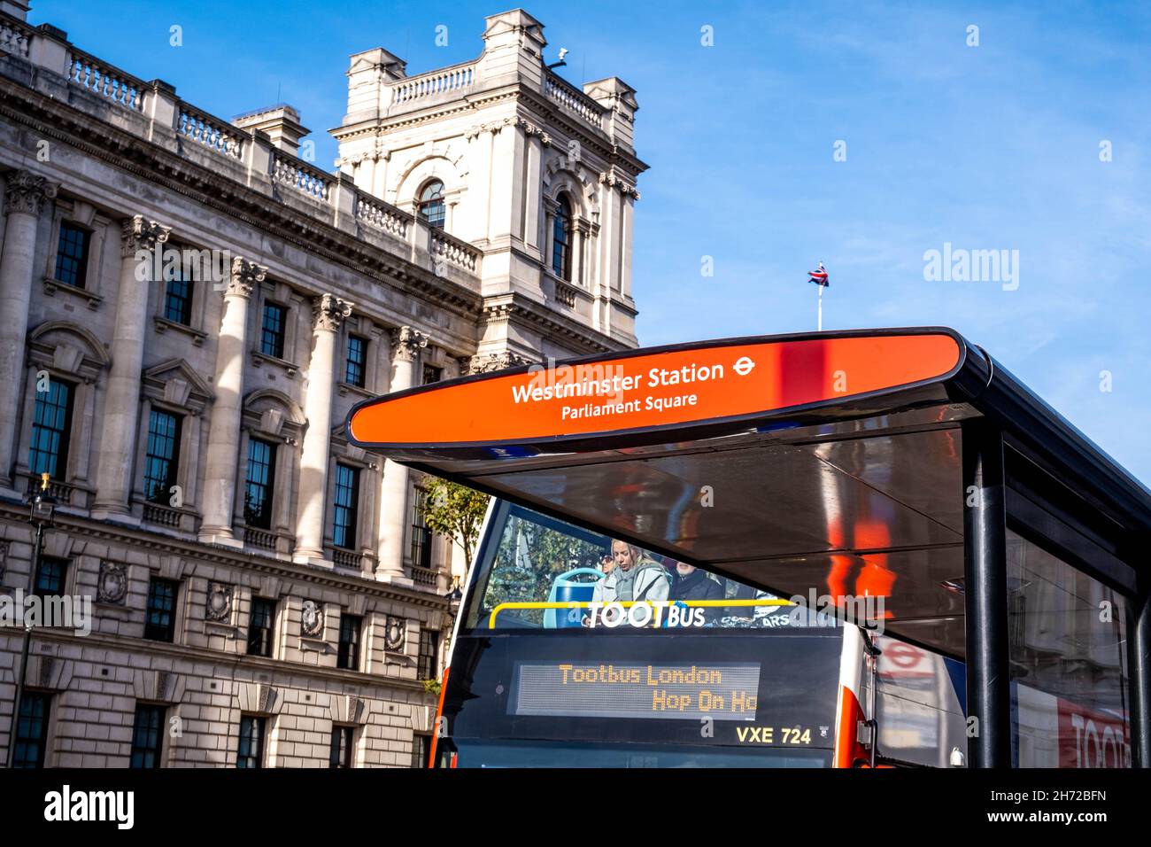 Victoria Westminster London Inghilterra UK, 7 novembre 2021, fermata dell'autobus pubblico della stazione di Westminster sulla Parliament Street City di Westminster Foto Stock