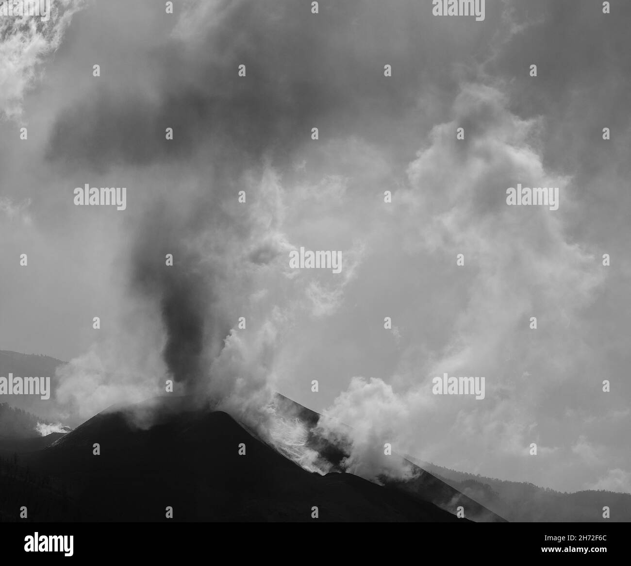 Gas e ceneri espulsi dal vulcano, effetto bianco e nero, la Palma, Isole Canarie, Spagna Foto Stock