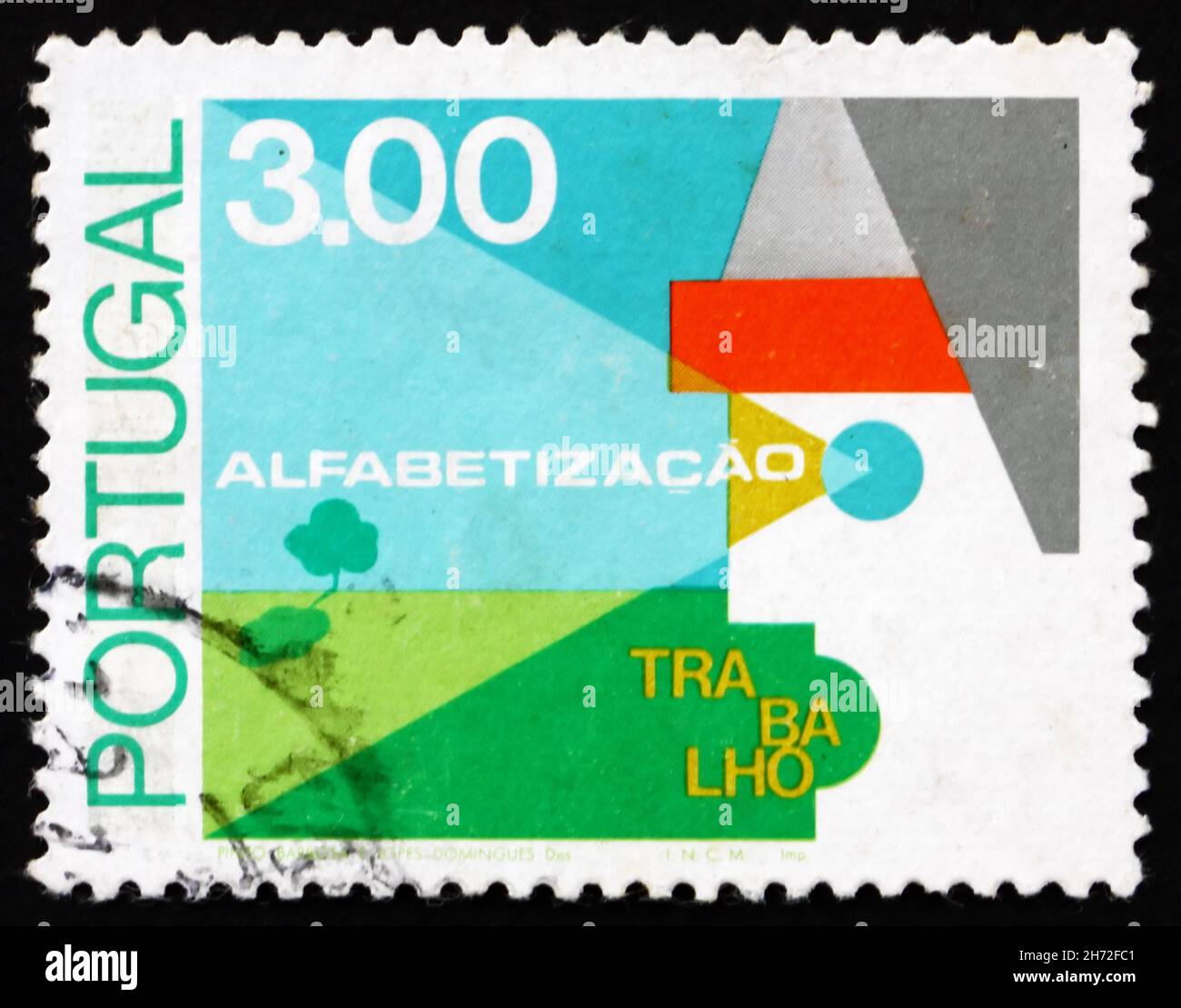 PORTOGALLO - CIRCA 1976: Un francobollo stampato in Portogallo mostra Fattoria, lotta contro l'analfabetismo, circa 1976 Foto Stock