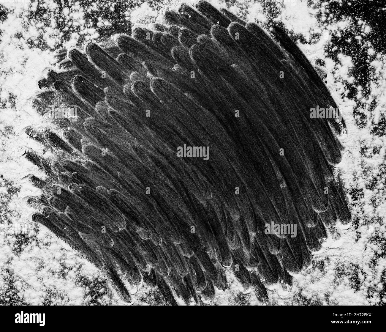 Sfondo di farina o polvere su sfondo nero con linee e strisce astratte stravaganti Foto Stock