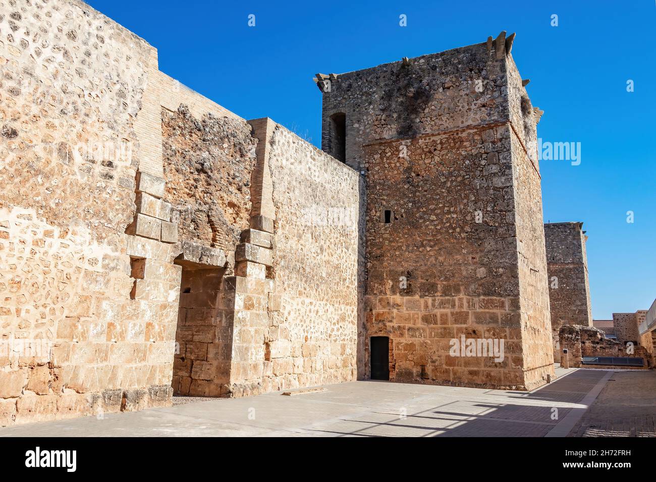 Vista delle mura difensive del castello di Niebla, a Huelva, Andalucia, Spagna Foto Stock